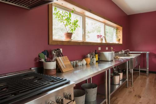cocina con paredes rojas y encimera en Private Country Retreat on 80 acres 