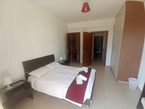 2 Bedroom Maisonette Mandria Paphos Cyprus tesisinde bir odada yatak veya yataklar
