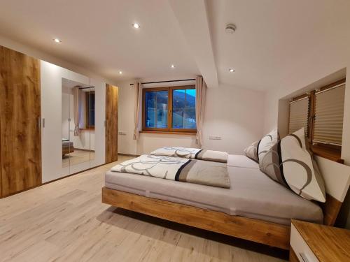 Un dormitorio con una cama grande y una ventana en Ferienwohnung Resch, en Ramsau