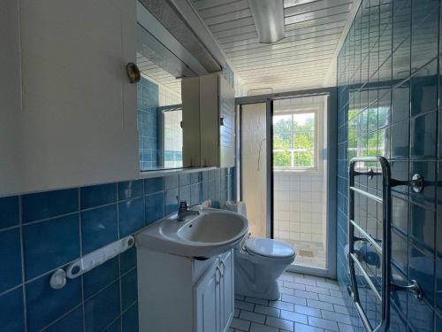 een badkamer met een wastafel en een toilet bij Holiday home Nösund IX in Nösund