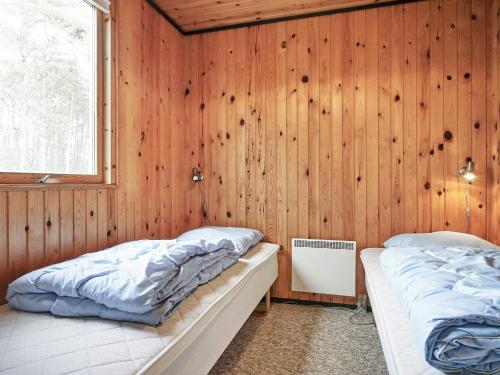 Postel nebo postele na pokoji v ubytování Holiday home Aakirkeby XLVIII