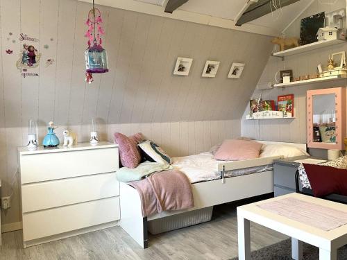 Dormitorio infantil con cama y escritorio en Holiday home Vikingstad, en Vikingstad