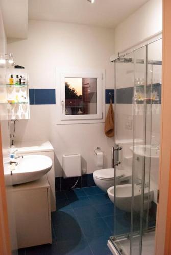a bathroom with a sink and a toilet and a shower at Mo&Vi - Elegante Loft - Vicino F1-San Gerardo-Parco Monza in Lissone