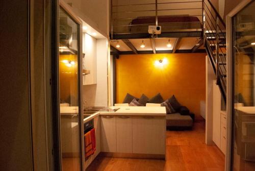 a small kitchen with a couch in a room at Mo&Vi - Elegante Loft - Vicino F1-San Gerardo-Parco Monza in Lissone