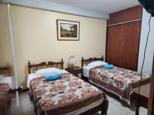 Habitación con 2 camas en una habitación en Hotel Las Lineas en Nazca