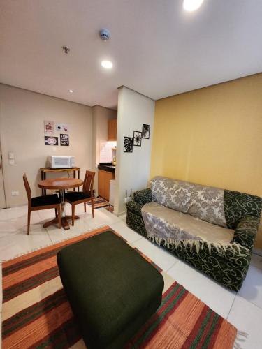 a living room with a couch and a table at Residence Flat 143 em Santana in Sao Paulo