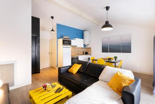 un salon avec un canapé et une table dans l'établissement City in' BLUE : 1 à 4 personnes, à Carcassonne