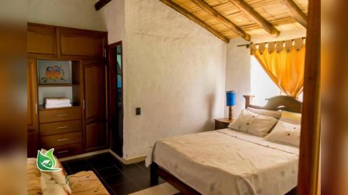 1 dormitorio con 1 cama y vestidor en Cabaña Turistica Tunwacogua en Nobsa