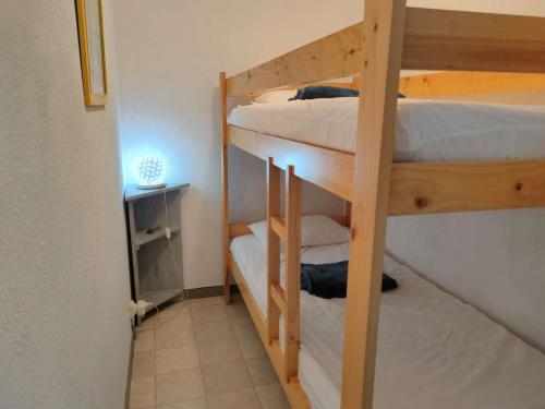 ein paar Etagenbetten in einem kleinen Zimmer in der Unterkunft Appartement Argelès-sur-Mer, 2 pièces, 6 personnes - FR-1-225-792 in Argelès-sur-Mer