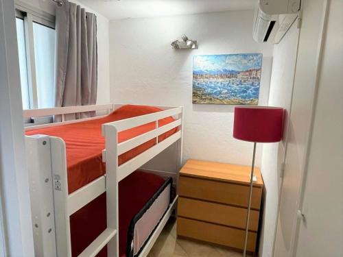 Dormitorio pequeño con litera y lámpara en Appartement Argelès-sur-Mer, 3 pièces, 6 personnes - FR-1-225-794, en Argelès-sur-Mer