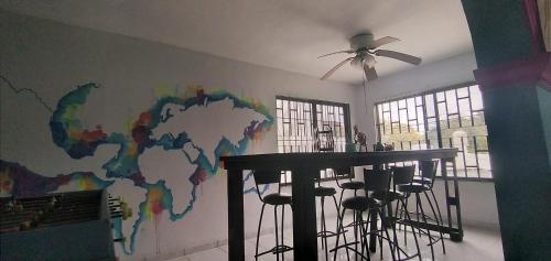 Habitación con un mural de un mundo en la pared en Casa la india, en Ciudad Valles