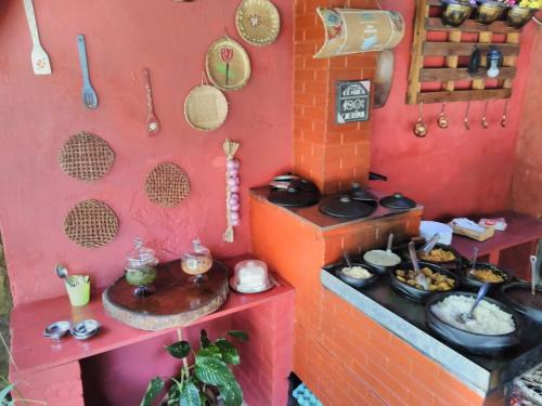 a toy kitchen with a stove and some food at Pousada, Camping e Restaurante do Sô Ito in Santa Rita de Jacutinga