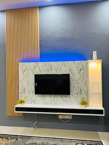A television and/or entertainment centre at SRS WIN Homestay