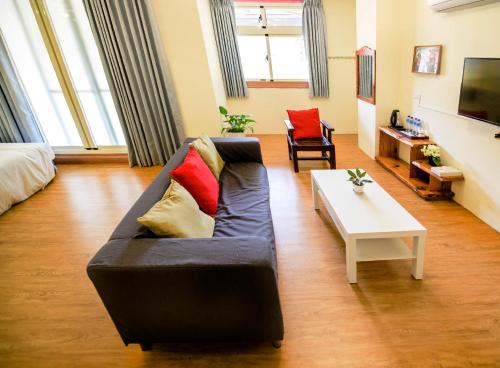 uma sala de estar com um sofá e uma mesa de centro em Nantou Fruit House em Renai