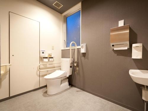 bagno con servizi igienici e lavandino di Super Hotel Tokyo Kameido a Tokyo