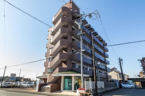 un edificio alto en la esquina de una calle en ルグランみしま, en Hamamatsu