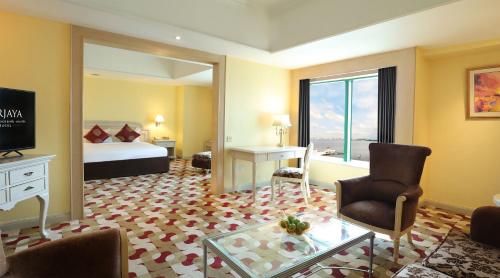 une chambre d'hôtel avec un lit et un salon dans l'établissement Berjaya Waterfront Hotel, à Johor Bahru