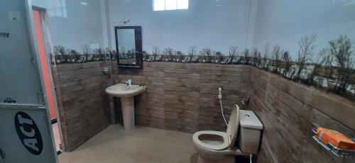 een badkamer met een toilet en een wastafel bij C1&2 in Jaffna