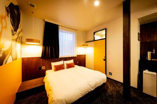a bedroom with a bed and a window at The Villa & Barrel Lounge in Shizuoka
