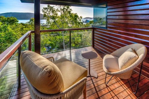 Ruang duduk di Point Blue on Hamilton Island by HIHA
