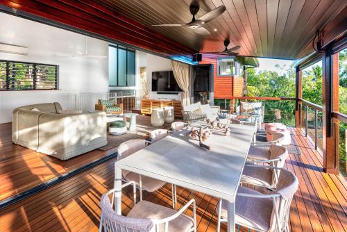 Ruang duduk di Point Blue on Hamilton Island by HIHA