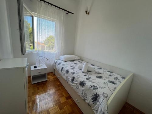 Habitación pequeña con cama y ventana en Apartment Željko - with sea view, en Maslinica