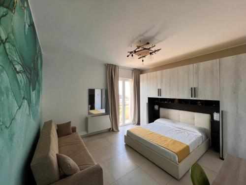 ガリポリにあるAntica Tonnara Gallipoliのベッドルーム(ベッド1台、ソファ付)