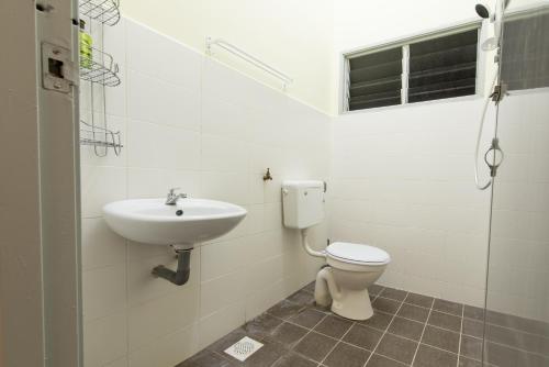 uma casa de banho com um lavatório e um WC em Zai Ham Homestay em Pusing