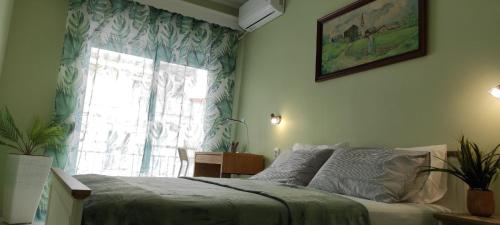 sypialnia z łóżkiem i dużym oknem w obiekcie Panorama Sea Esta 2 bedroom with sea view w mieście Perea