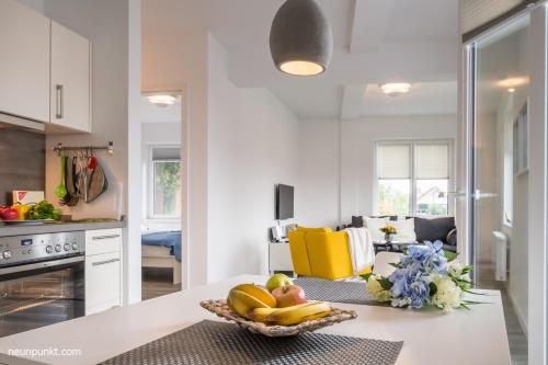 une cuisine avec un bol de fruits sur un comptoir dans l'établissement Heimathafen 3 - M S Atlantis, à Kappeln