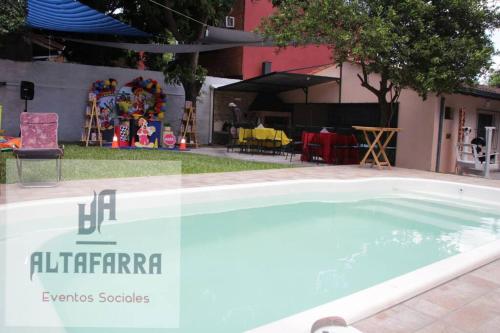 a swimming pool in the yard of a house at casa con piscina, alojamiento hasta 12 personas in Asuncion