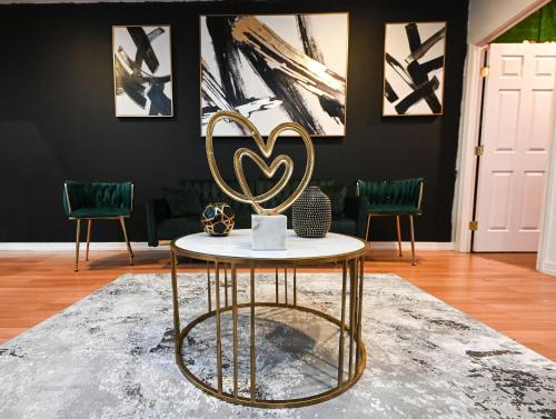 une table avec un cœur dans une pièce dans l'établissement Modern Luxury, Sleeps 5, Near Universities,Airport 15mins,Free Parking, à Philadelphie