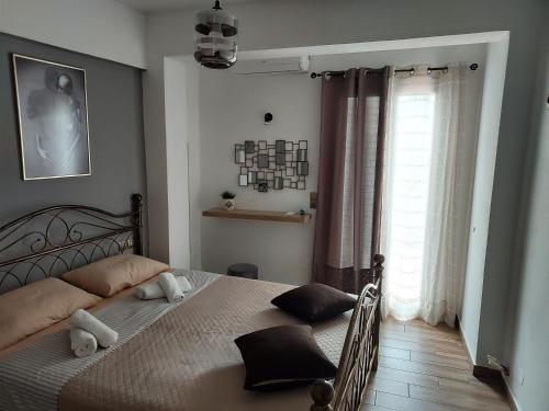 1 dormitorio con cama y ventana grande en Beautiful panoramic apartment in Agia Fotia Sitia, en Agia Fotia