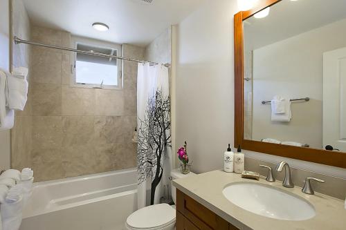 Un baño con lavabo, inodoro y ducha. en Pili Mai 12I, en Koloa