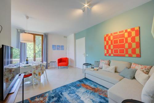 ein Wohnzimmer mit einem Sofa und einem Tisch in der Unterkunft Casa Lia - Happy Rentals in Desenzano del Garda