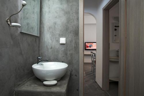 パリキアにあるPortes View Houseのバスルーム(カウンターに白いボウルシンク付)