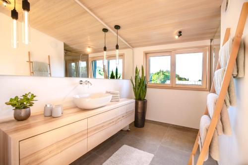 een badkamer met een wastafel en een spiegel bij H17 Apartment 1 in Sonthofen