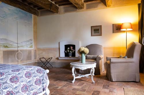 ウルビーノにあるIl Casale del Ducaのベッドルーム1室(ベッド1台、テーブル、椅子付)
