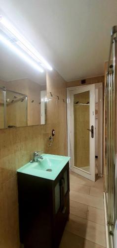 a bathroom with a green sink and a shower at Primera línea de playa in Marbella