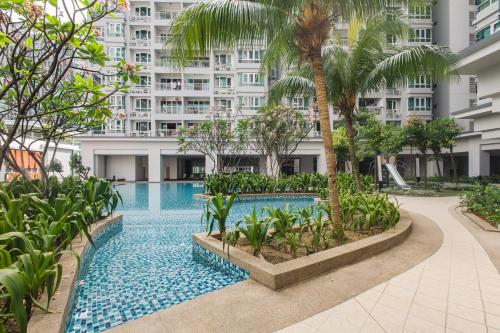 een zwembad voor een gebouw met palmbomen bij Sunway Velocity Homestay VR3 by Birdy Stay in Kuala Lumpur