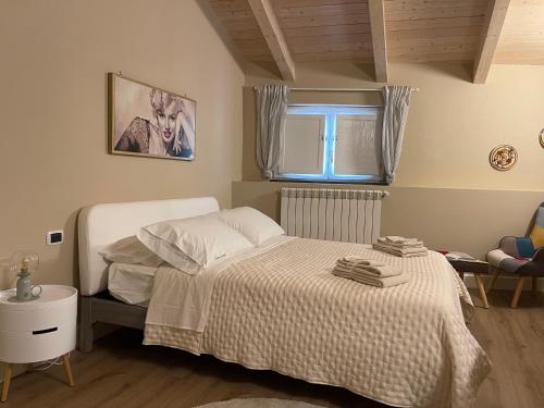 1 dormitorio con cama y ventana en B&B Ai Cortili, en Sant'Egidio del Monte Albino