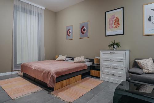 sypialnia z łóżkiem, komodą i kanapą w obiekcie APARTAMENTY PRUCHNICKA w mieście Jarosław