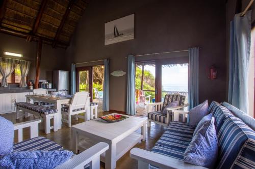 d'un salon avec des chaises et des tables, ainsi que d'une terrasse. dans l'établissement Zona Braza Beach Lodge, à Chizavane