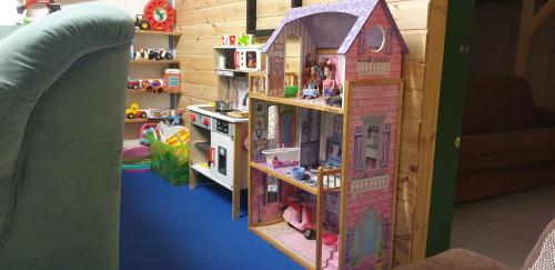 una casa de muñecas en la esquina de una habitación en Šikšnosparnio urvas, en Klaipėda