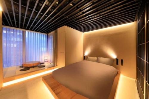 a bedroom with a large bed and a window at Amanecer Hotel in Tokyo