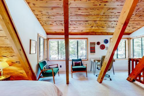 una camera da letto con soffitti e sedie in legno e un letto di The Regal Bear a Homewood