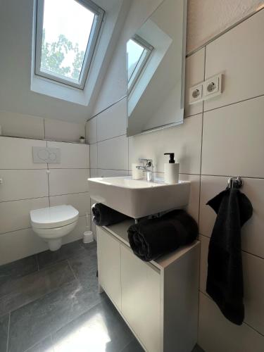 y baño con lavabo y aseo. en Modernes Apartment in Bad Kreuznach mit einfachem Self-Check-in, en Bad Kreuznach