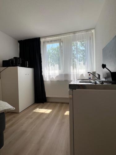 a room with a kitchen with a sink and a window at Modernes Apartment in Bad Kreuznach mit einfachem Self-Check-in in Bad Kreuznach