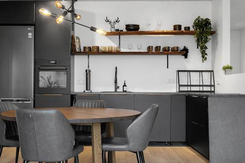 Kuchyň nebo kuchyňský kout v ubytování Golden Circle Entire Home - Aurora Rentals