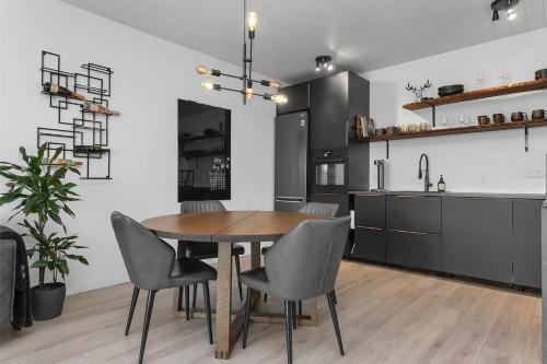 Kuchyň nebo kuchyňský kout v ubytování Golden Circle Entire Home - Aurora Rentals